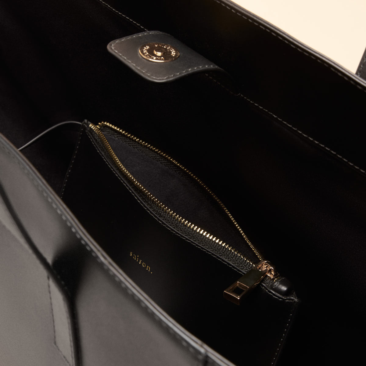 Intérieur d’un sac en cuir – doublure coton et poche zippée