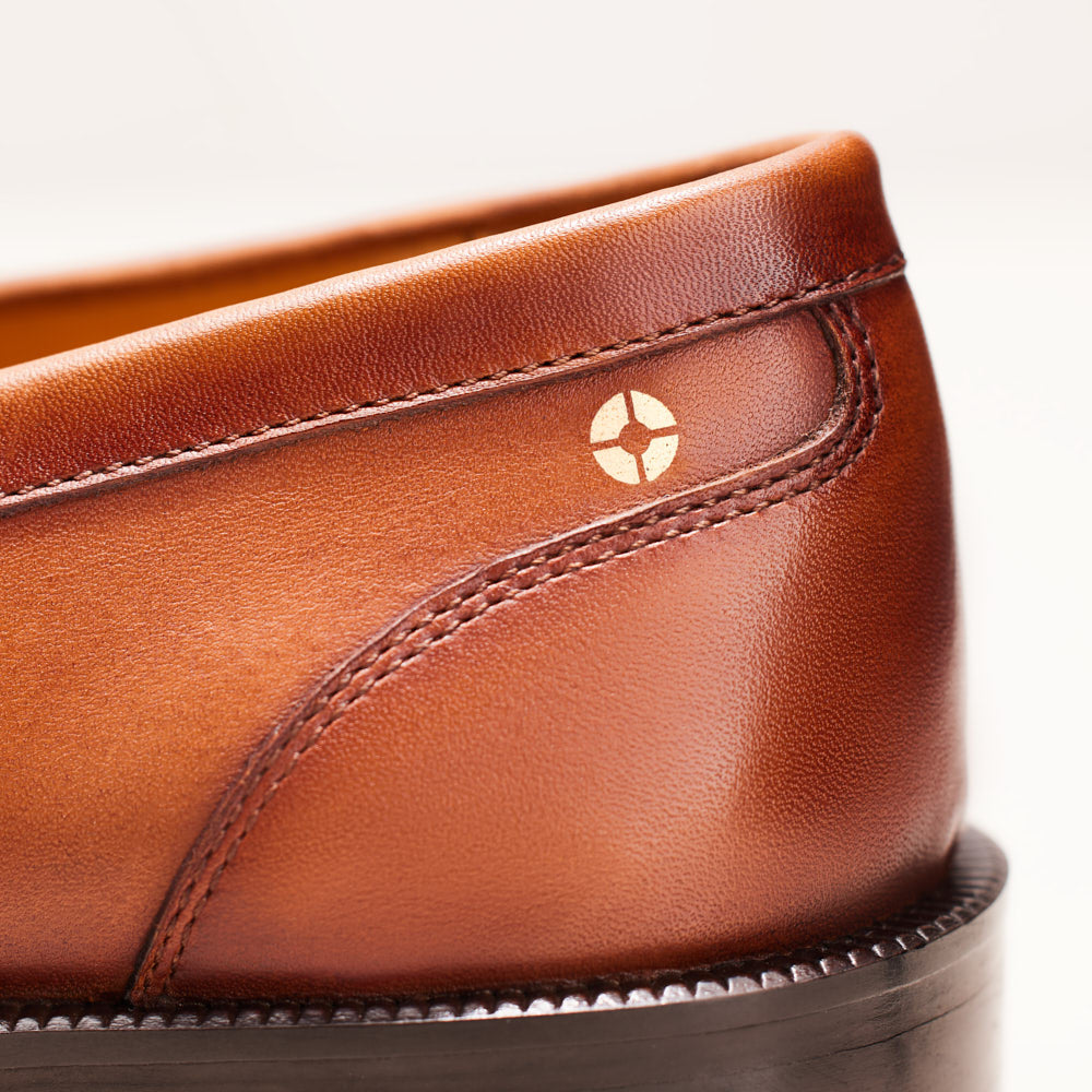Gros plan sur un mocassin camel – Saison Paris